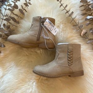 NWT Children’s place Toddler Girls beige suede ankle shooties side zip booties!